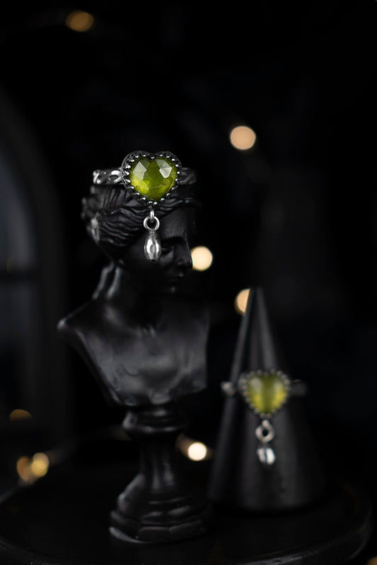 EKRJ1044 Handmade Silver Ring – Heart-Shaped Vesuvianite with Dangling Charm