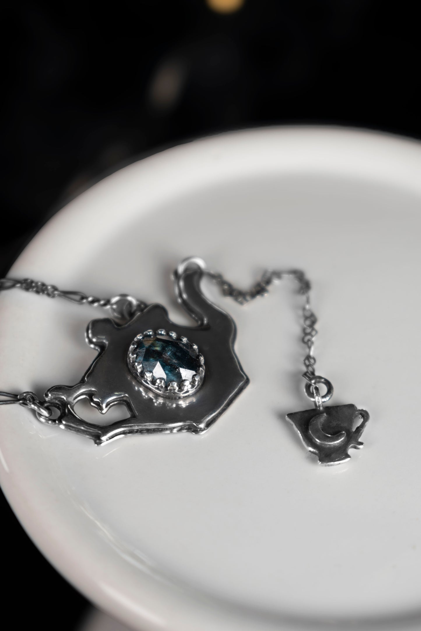 EKRJ1050 One-Of-A-Kind Pouring Tea Silver Necklace with Natural Teal Moss Kyanite