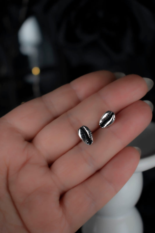 EKRJ1134 Handmade Silver Cowrie Shell Stud Earrings