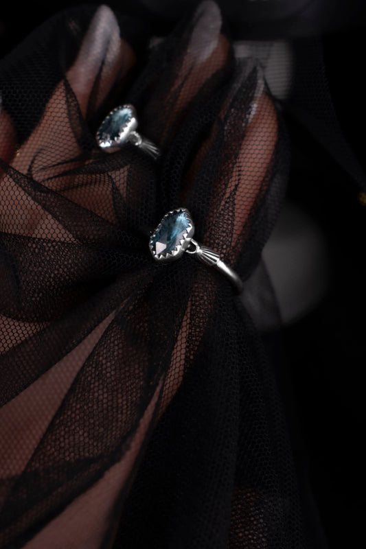 EKRJ1161 Hexagonal Teal Moss Kyanite Silver Ring - Misty Forest Jewelry