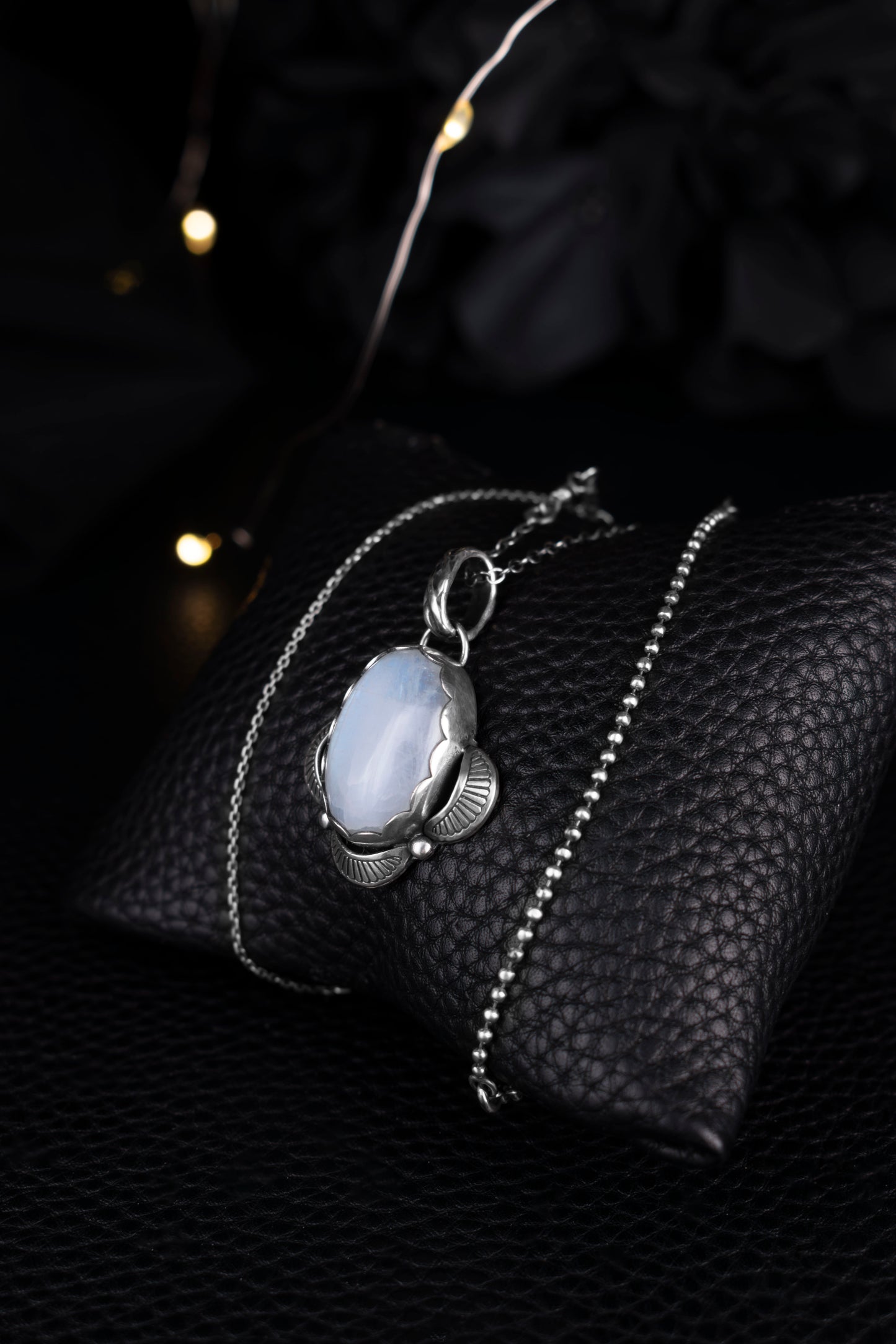 EKRJ1176 Handmade Rainbow Moonstone Pendant Necklace in Sterling Silver