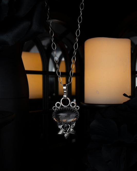 EKRJ546 Rose & Natural Clear Quartz Silver Necklace