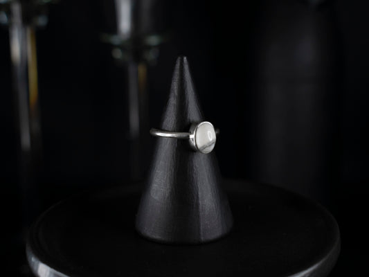 EKRJ826_ White Howlite One-of-a kind Silver Ring