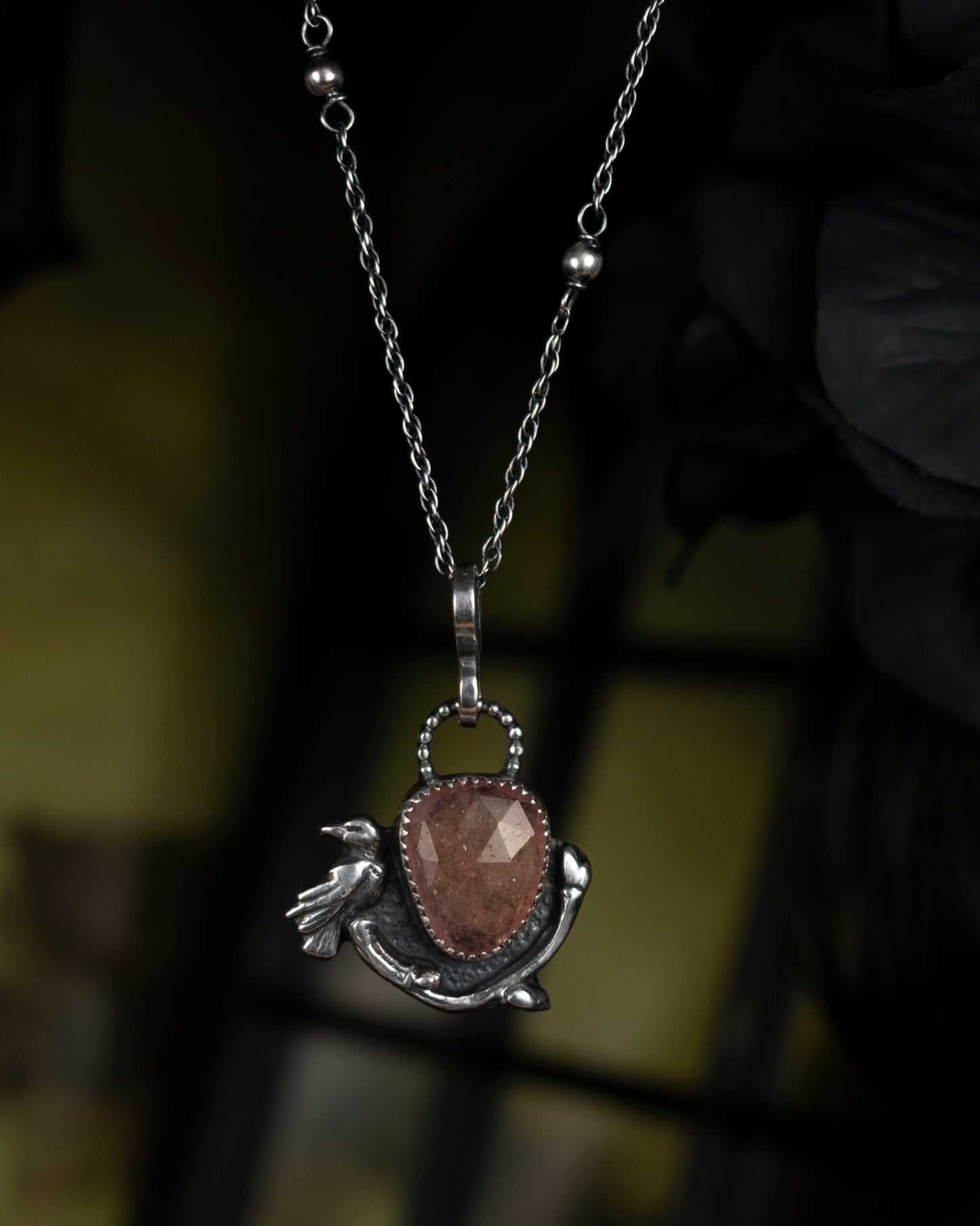 EKRJ871 Pink Strawberry Quartz & Crow Silver Necklace