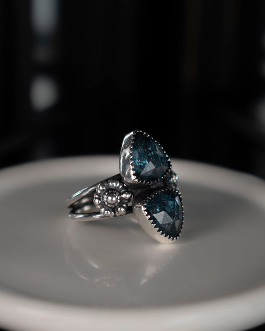 EKRJ875_Teal Moss Kyanite Ring