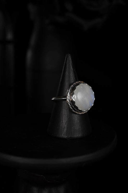EKRJ902_ Round Moonstone Silver Ring / Size 9
