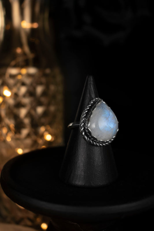 EKRJ903_ Pear Moonstone Silver Ring / Size 6