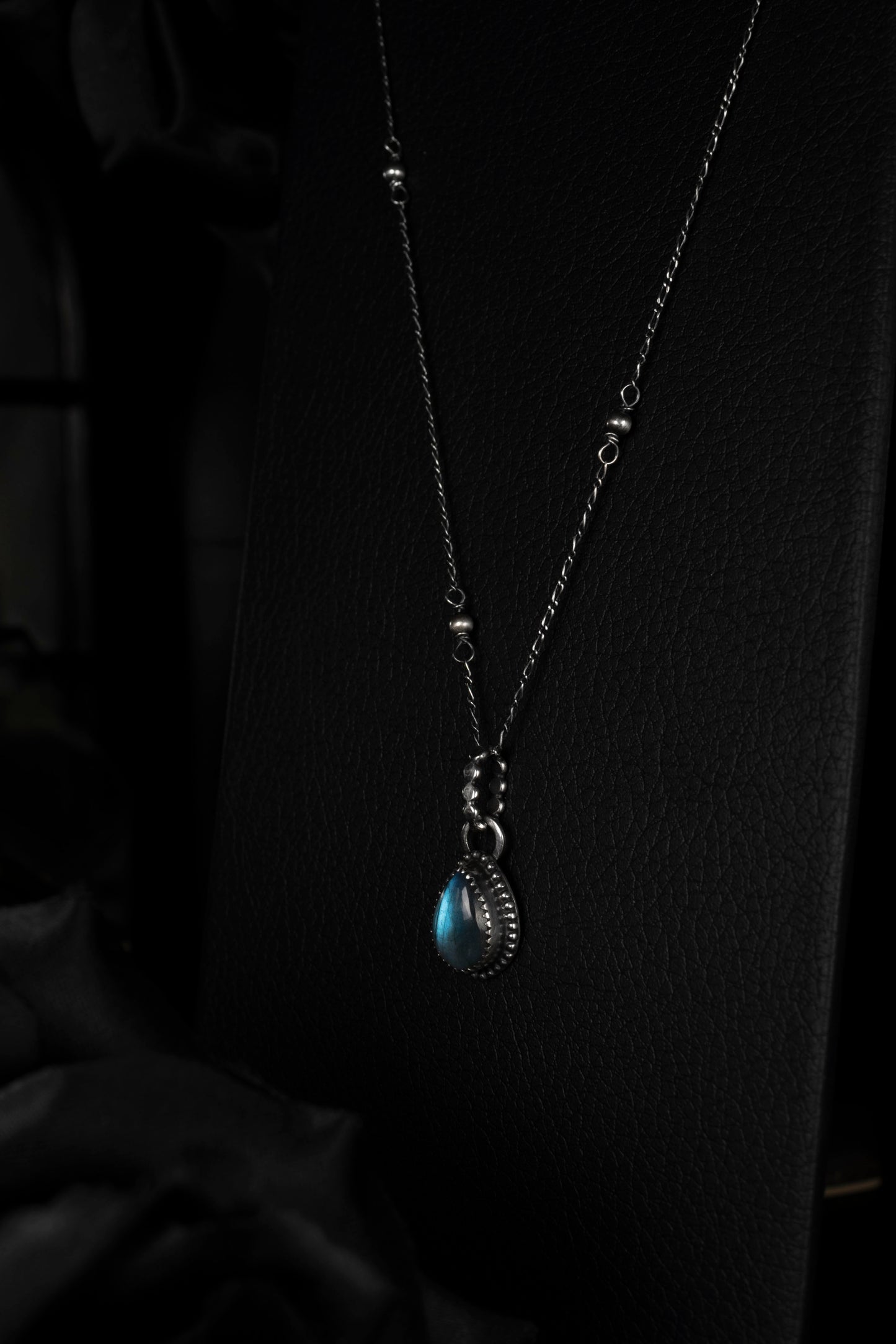 EKRJ907 Blue Labradorite One-of-a-kind Silver Necklace