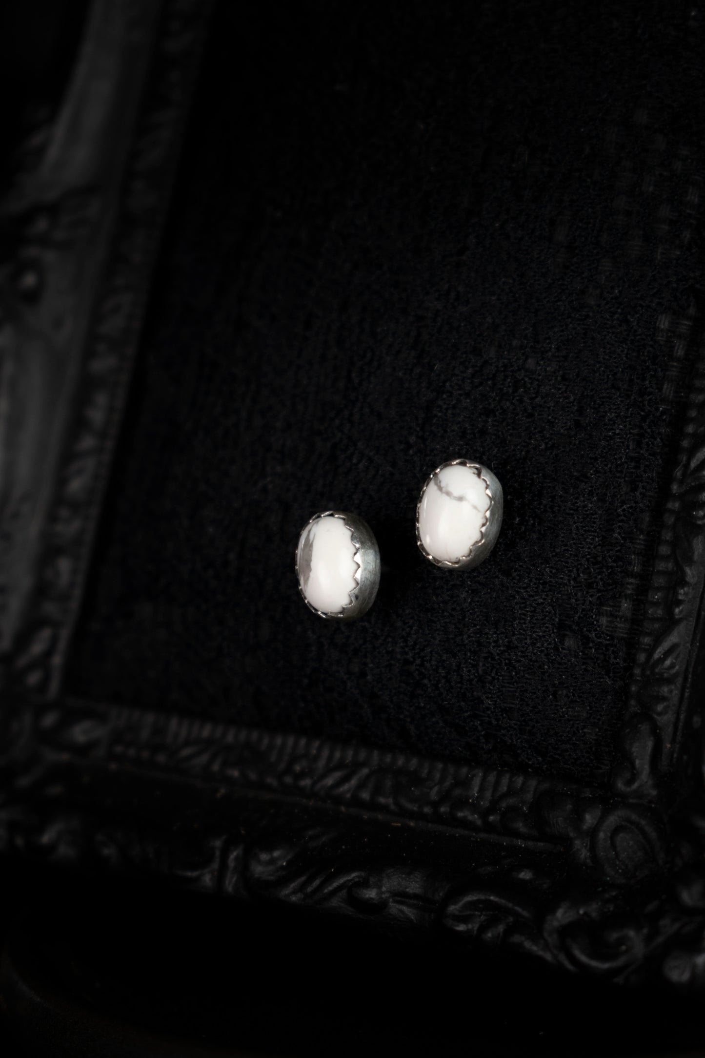 EKRJ910 White Howlite Minimalist Stud Silver Earrings