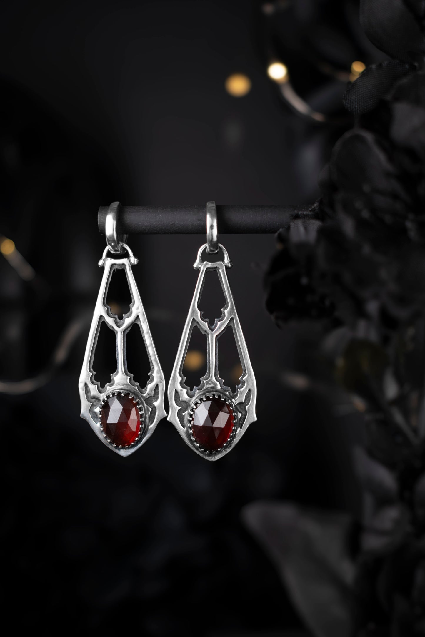 EKRJ927 Gothic Victorian Garnet Hoop Earrings