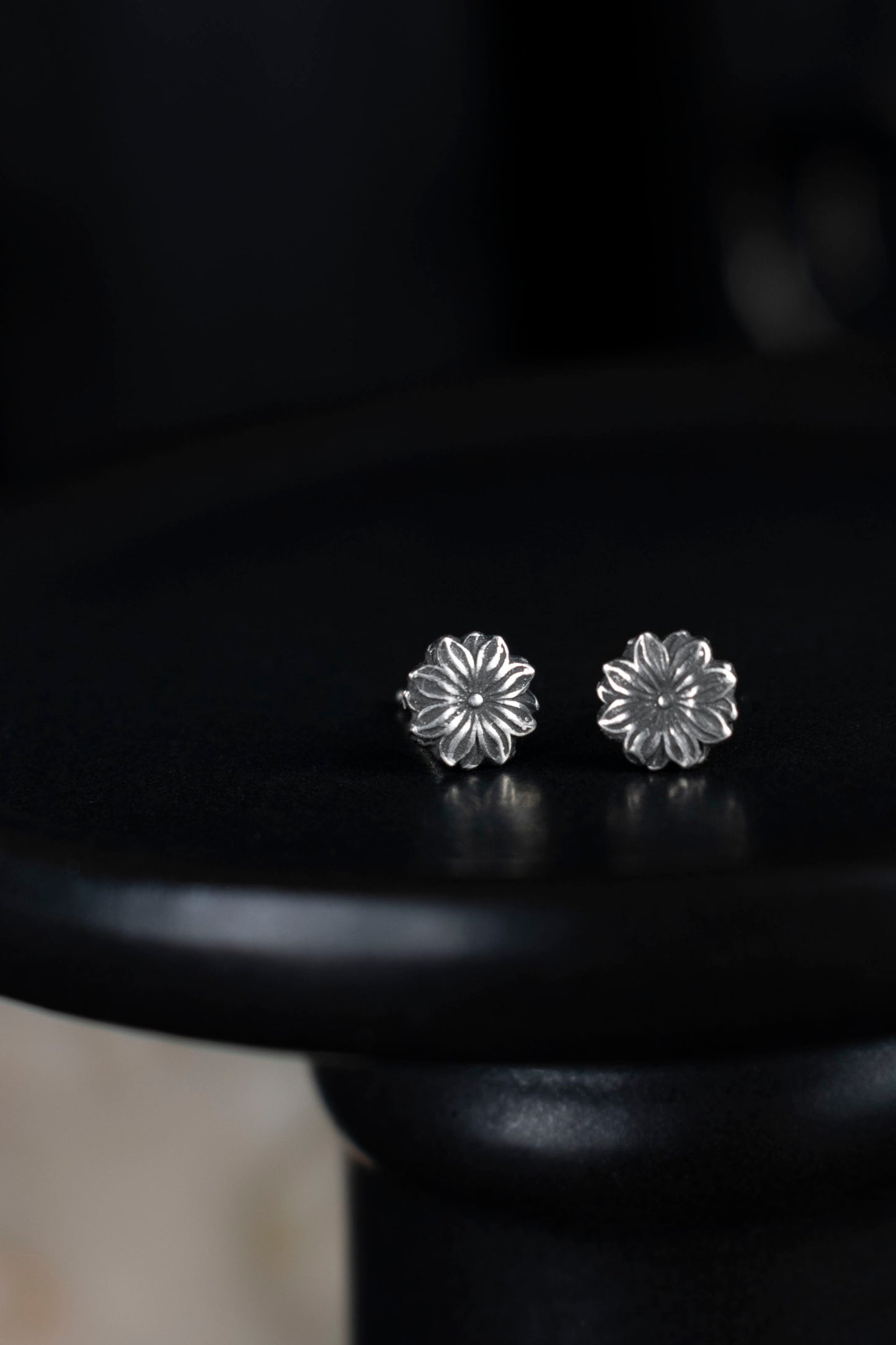 EKRJ992 Handmade Sterling Silver Daisy Stud Earrings