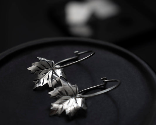 EKRJ646 Maple Leaf Dangle Hoop Silver Earrings