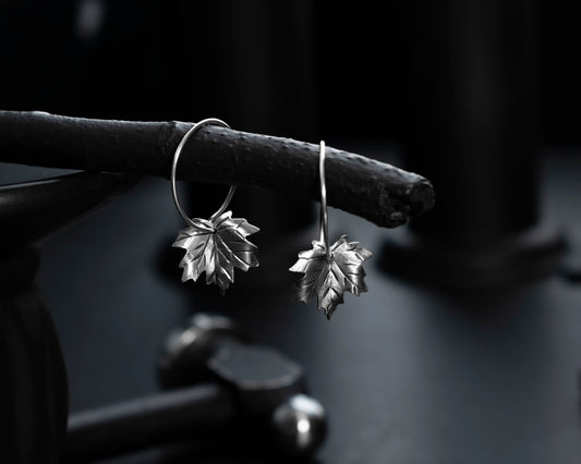 EKRJ646 Maple Leaf Dangle Hoop Silver Earrings