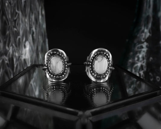 EKRJ698 White Howlite Silver Ear Cuff / No piercing needed