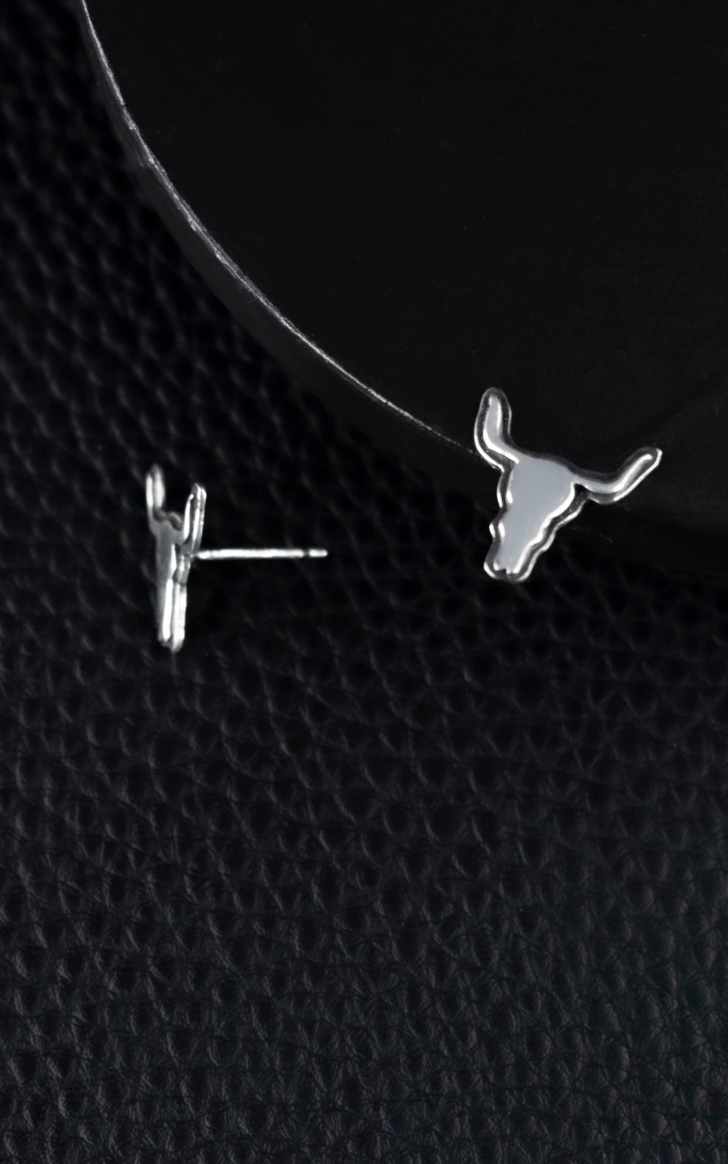 EKRJ720 Tiny Bull Stud Silver Earrings