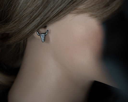 EKRJ720 Tiny Bull Stud Silver Earrings