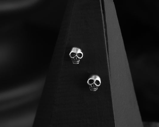 EKRJ373_Tiny(5mm) Skull Handmade Silver Earrings