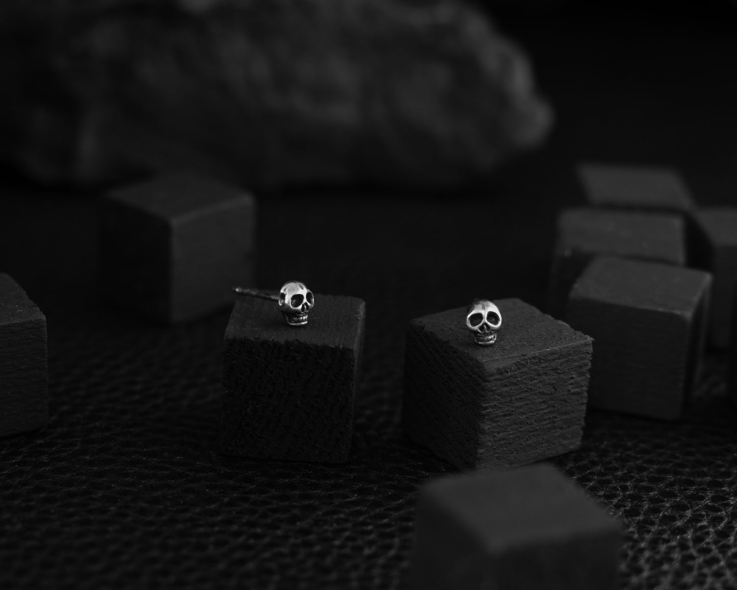 EKRJ373_Tiny(5mm) Skull Handmade Silver Earrings