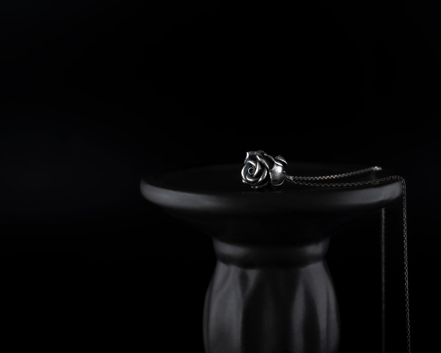 EKRJ469_Silver Rose Necklace