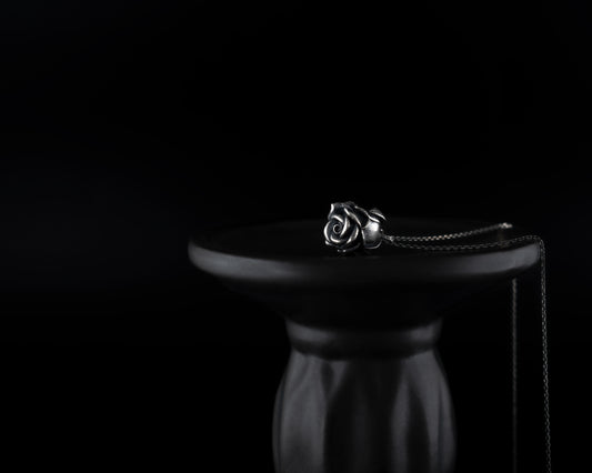 EKRJ469_Silver Rose Necklace