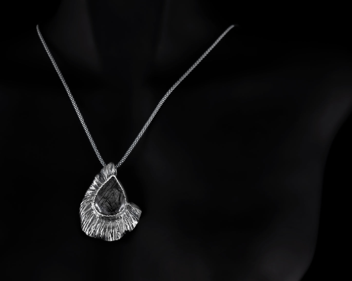 EKRJ481_Black Rutilated Quartz Necklace