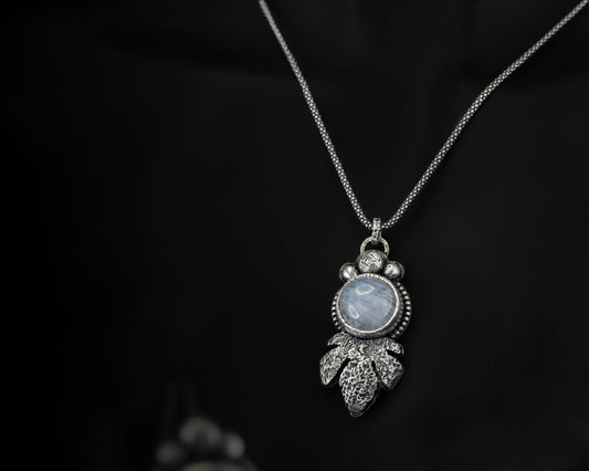 EKRJ492_Moonstone & Fabric Texture Leaf One-of-a-kind Necklace