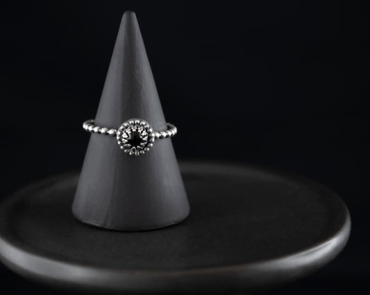 EKRJ497_ All Size_Minimalist Black Onyx Gallery Wire Silver Beaded band Ring