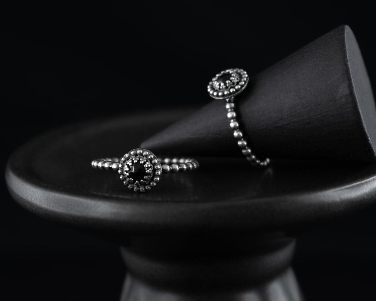 EKRJ497_ All Size_Minimalist Black Onyx Gallery Wire Silver Beaded band Ring