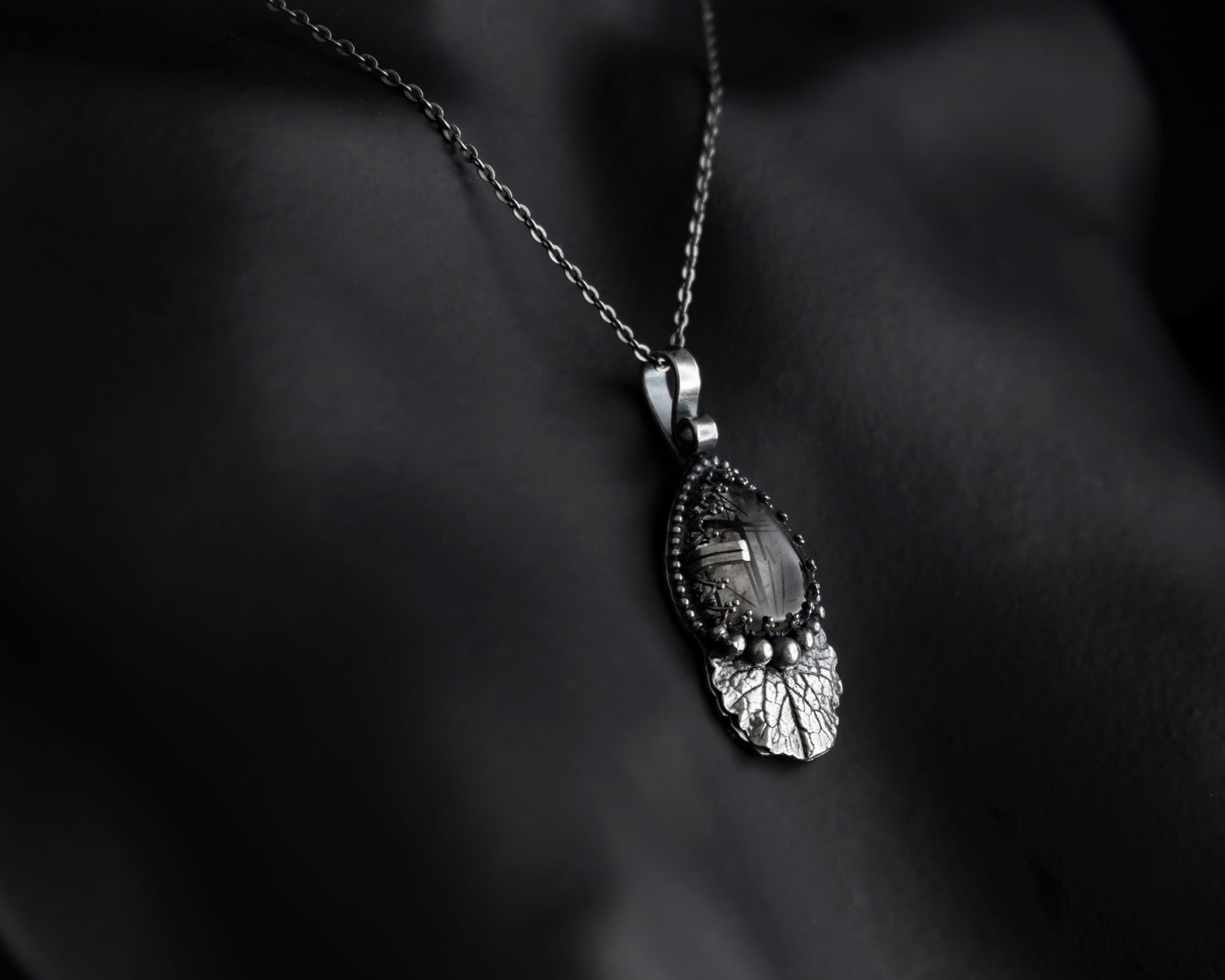 EKRJ503_Black Rutilated Quartz Necklace