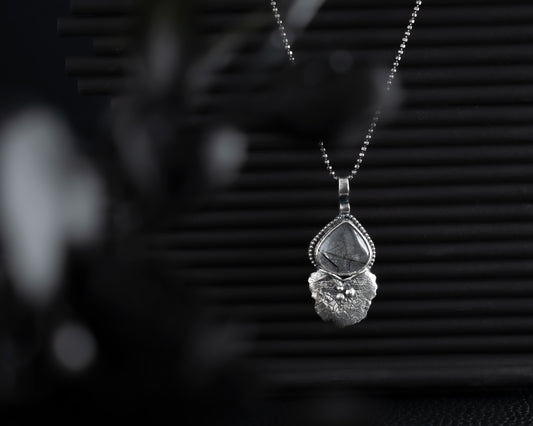EKRJ505_Black Rutilated & leaf Quartz Silver Necklace