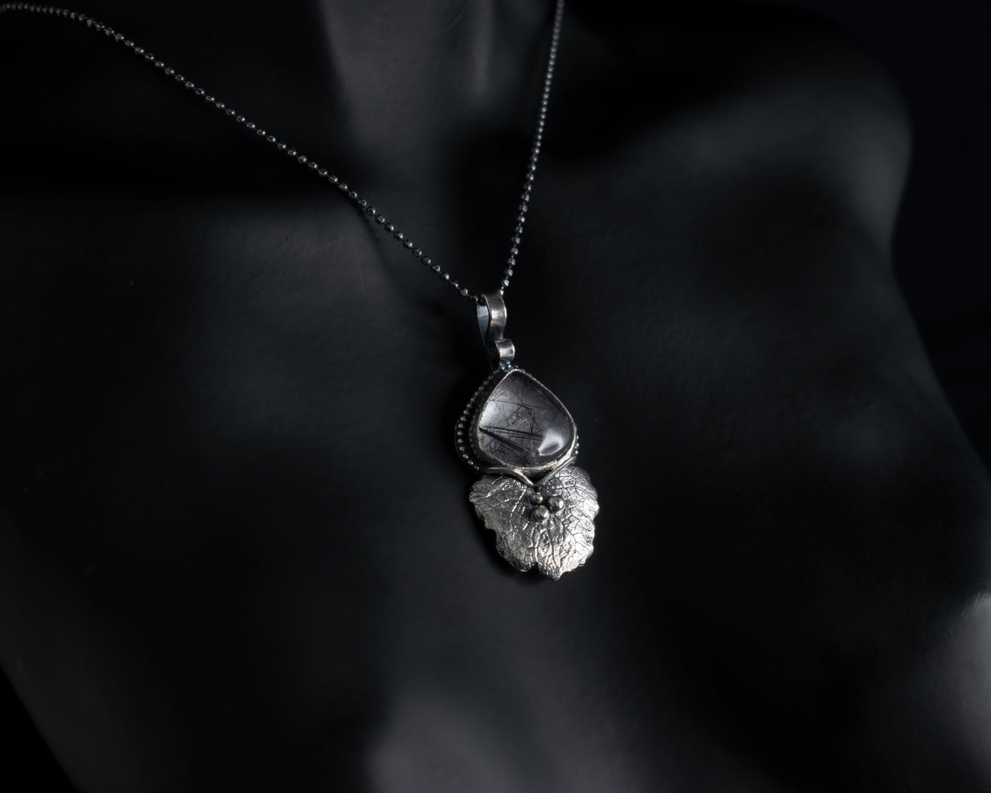EKRJ505_Black Rutilated & leaf Quartz Silver Necklace