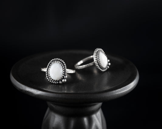 EKRJ528_Size7 &9.5_White Mother-Of-Pearl Shell Silver Ring