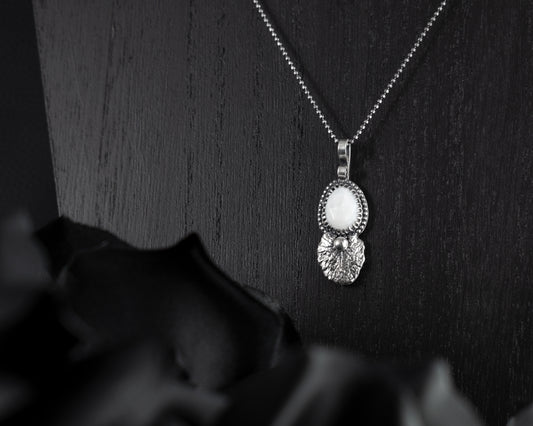 EKRJ532 White Mother-Of-Pearl Shell Silver Necklace