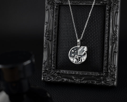 EKRJ547 Rose & Natural Clear Quartz Silver Necklace