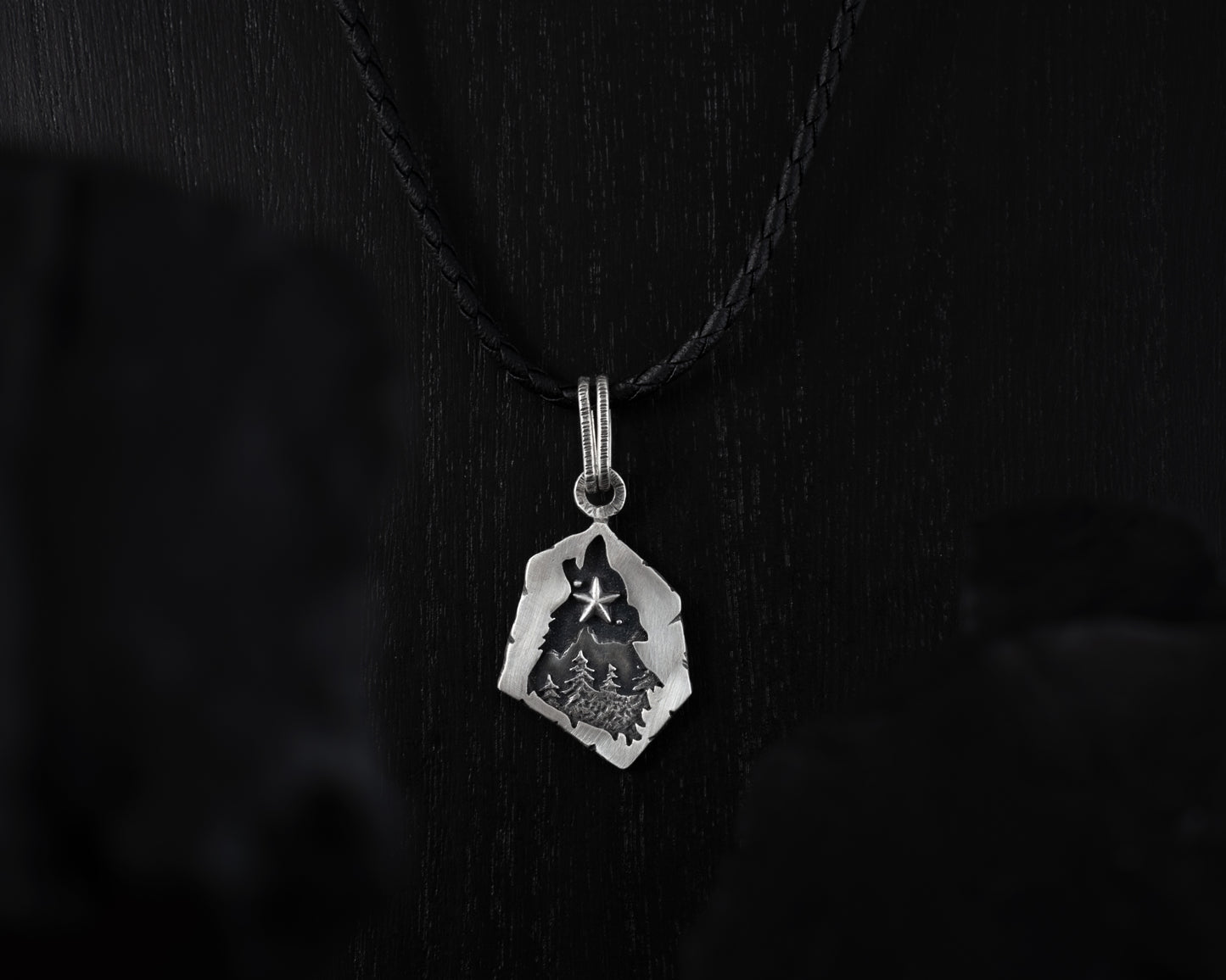 EKRJ558 Howling Wolf Silver Necklace