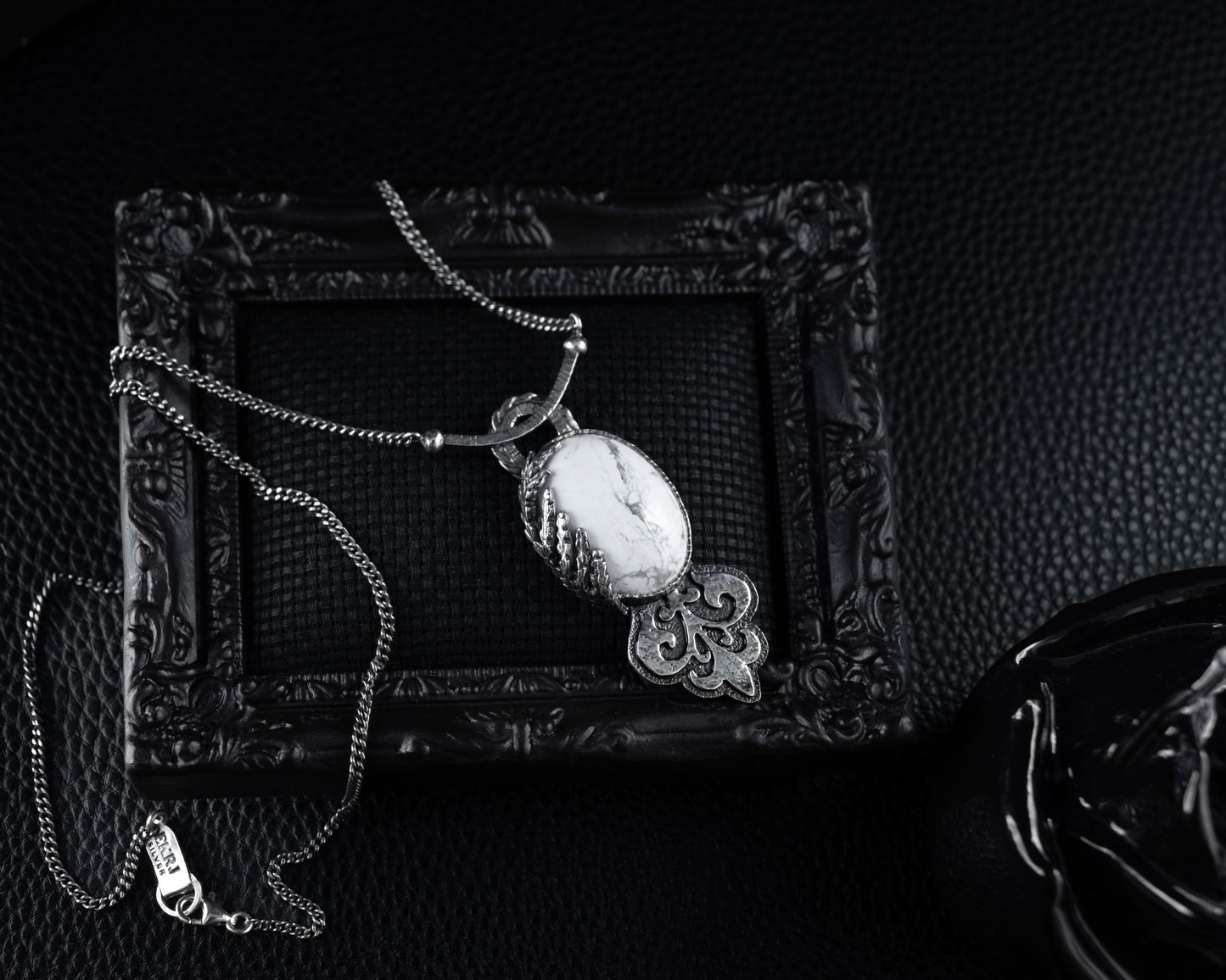 EKRJ565 White Howlite Silver Necklace