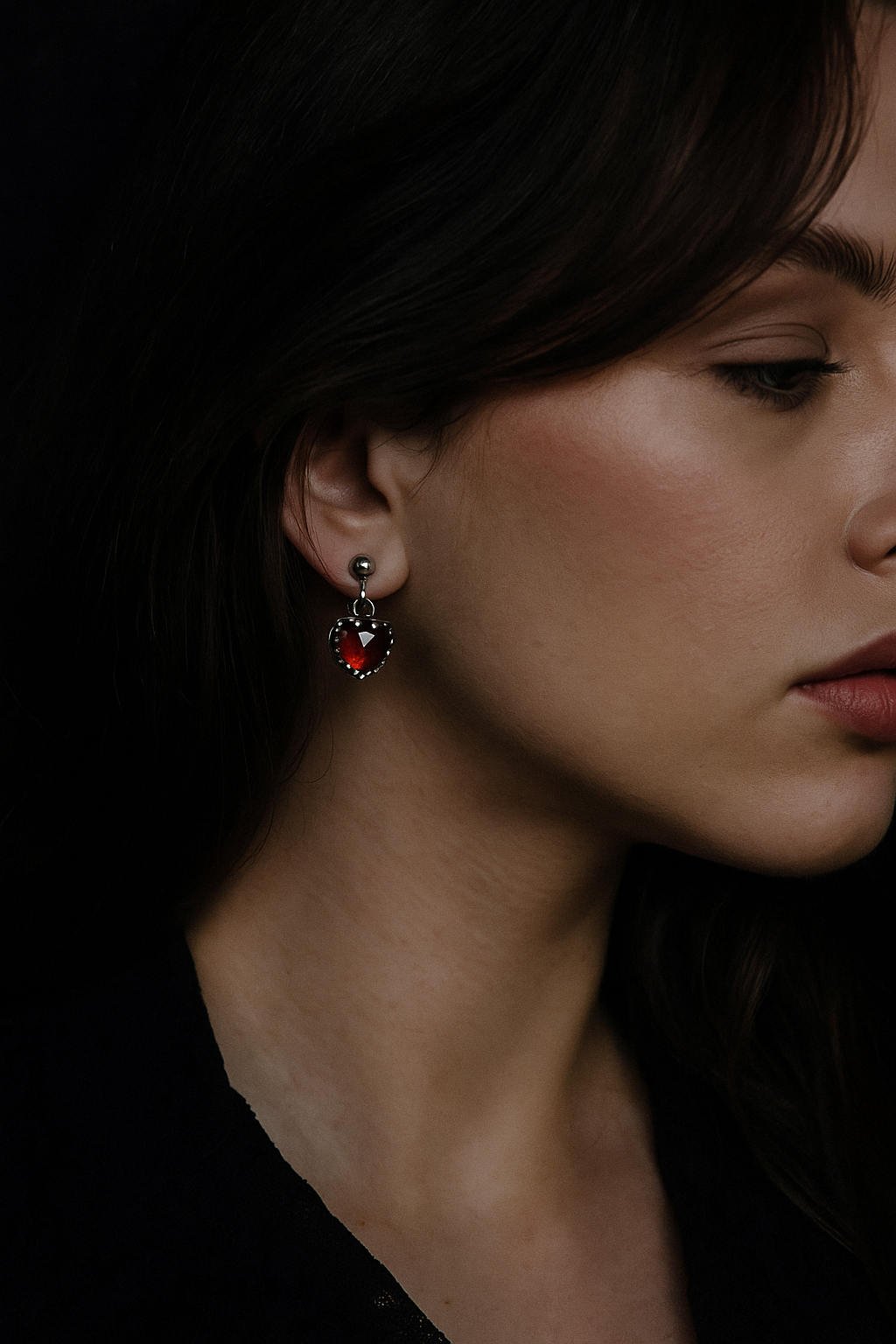 EKRJ1021 Heart Mozambique Red Garnet Minimalist Silver Earrings