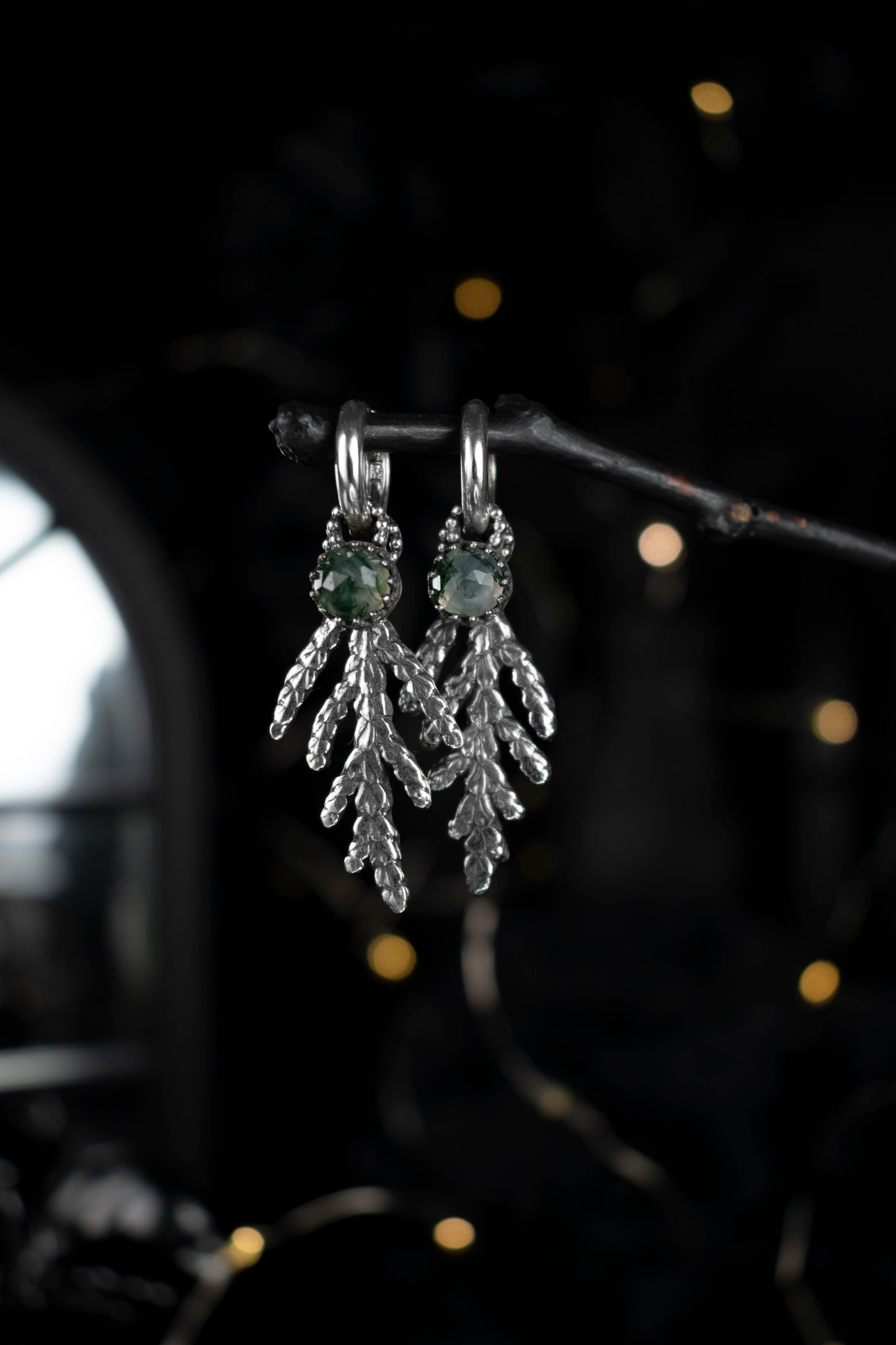 EKRJ1048 Cedar with Moss Agate Silver Hoop Earrings