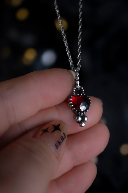 EKRJ1082 Handmade Silver Heart Pendant with Mozambique Red Garnet