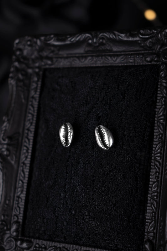 EKRJ1134 Handmade Silver Cowrie Shell Stud Earrings