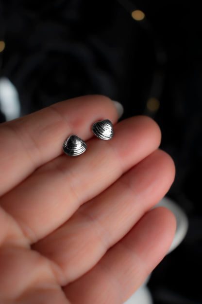 EKRJ1135 Handcrafted Sterling Silver Clam Studs Earrings, Small Realistic Shells