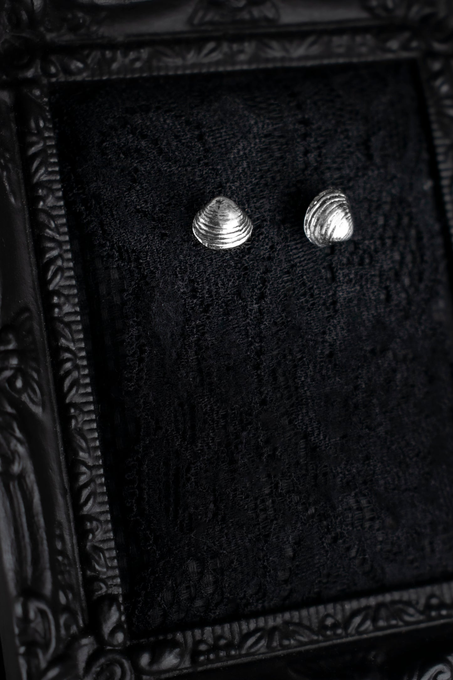 EKRJ1135 Handcrafted Sterling Silver Clam Studs Earrings, Small Realistic Shells