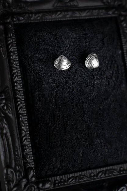 EKRJ1135 Handcrafted Sterling Silver Clam Studs Earrings, Small Realistic Shells