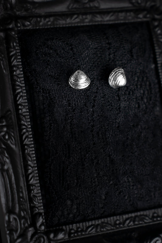 EKRJ1135 Handcrafted Sterling Silver Clam Studs Earrings, Small Realistic Shells