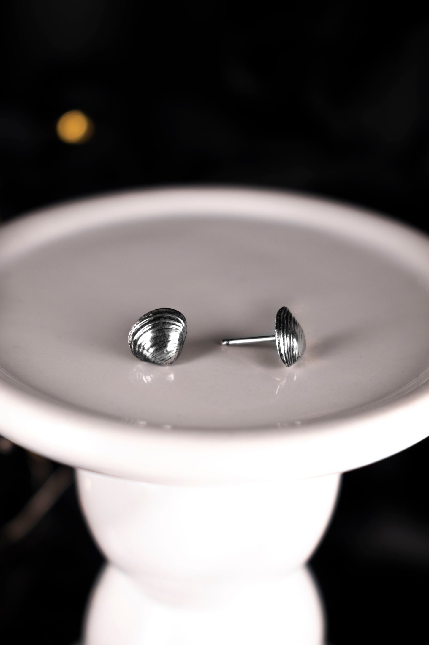 EKRJ1135 Handcrafted Sterling Silver Clam Studs Earrings, Small Realistic Shells