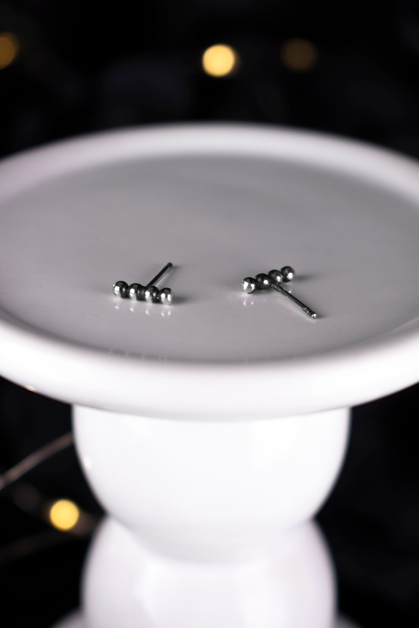 EKRJ1143 Tiny Silver Dotted Bar Studs Earrings