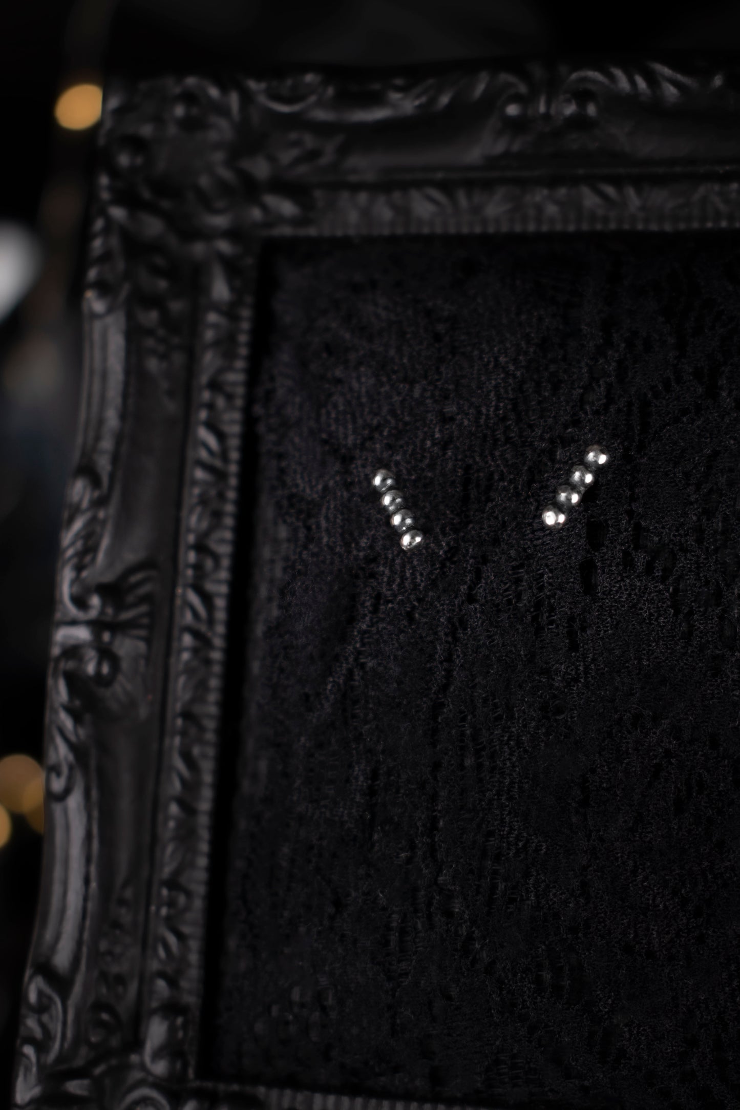EKRJ1143 Tiny Silver Dotted Bar Studs Earrings