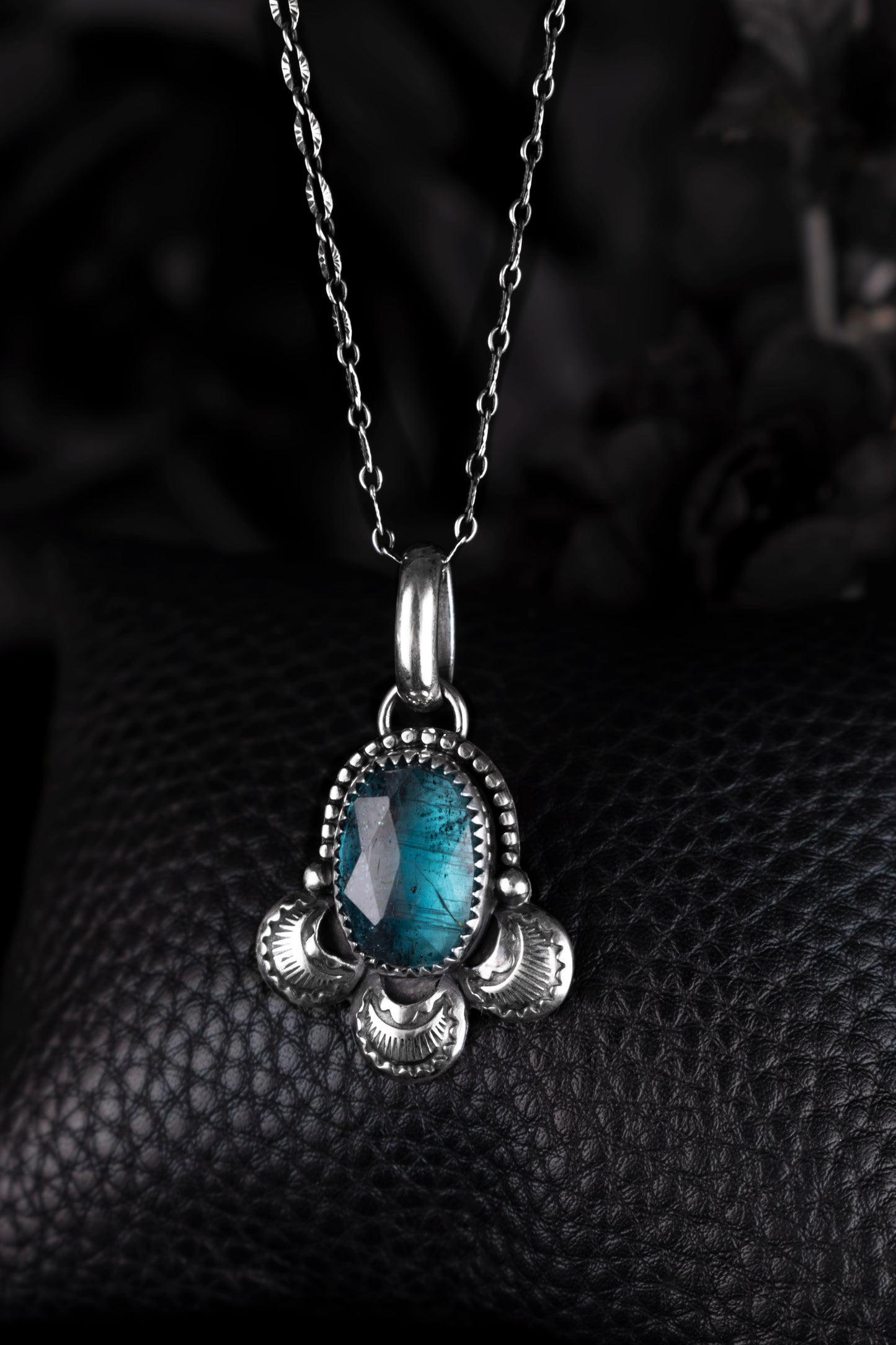 EKRJ1158 Elegant Teal Moss Kyanite Handmade Silver Necklace