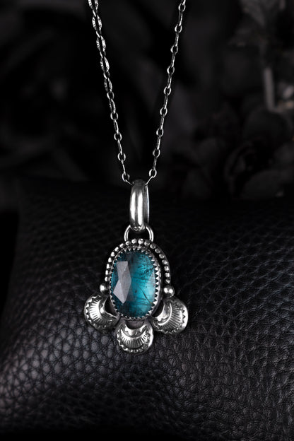 EKRJ1158 Elegant Teal Moss Kyanite Handmade Silver Necklace