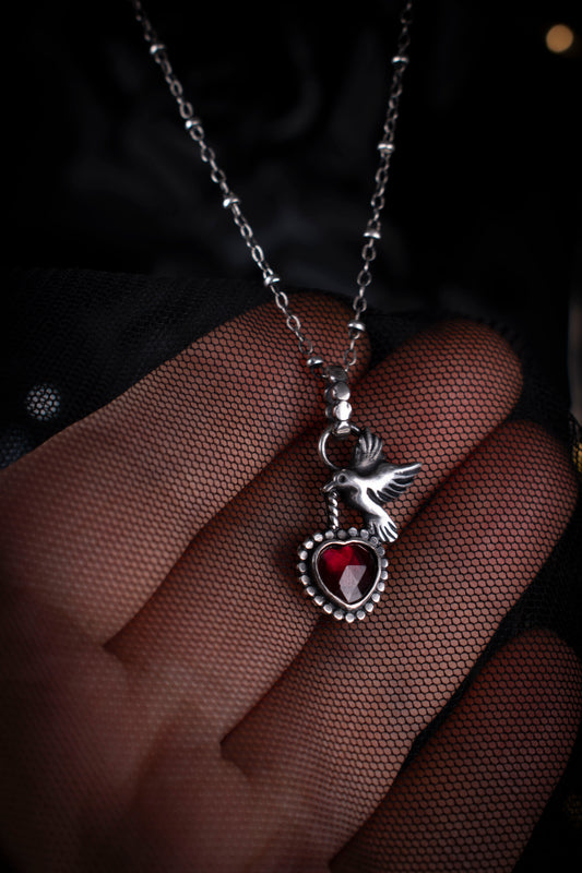 EKRJ1171 The Romantic Raven: Garnet Heart Necklace